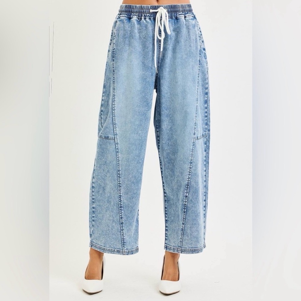 PG21199 LIGHT Risen Elastic Band
Slouchy Cropped Barrel Jeans With SeamDetailing